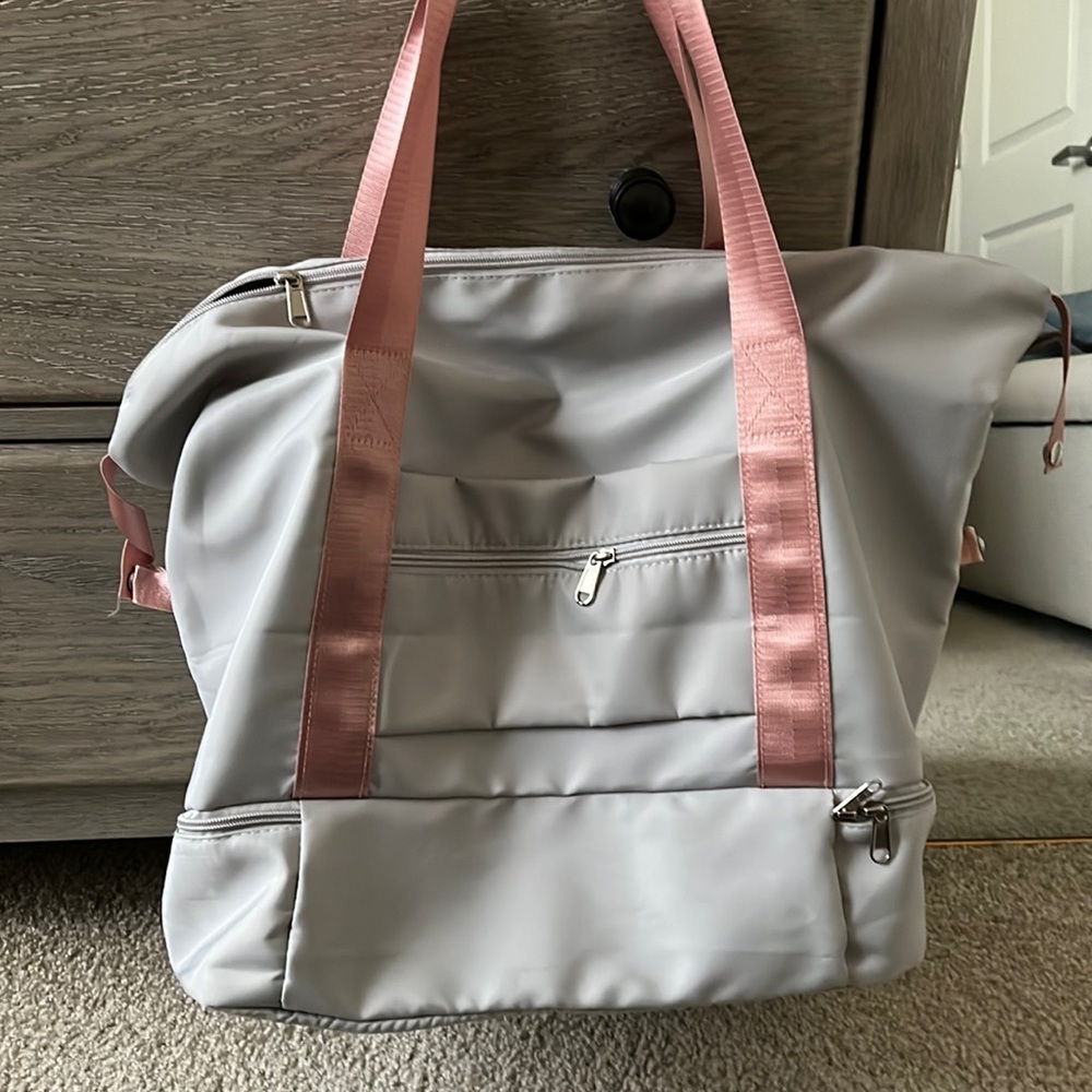Large gym bag with separate shoe pocket